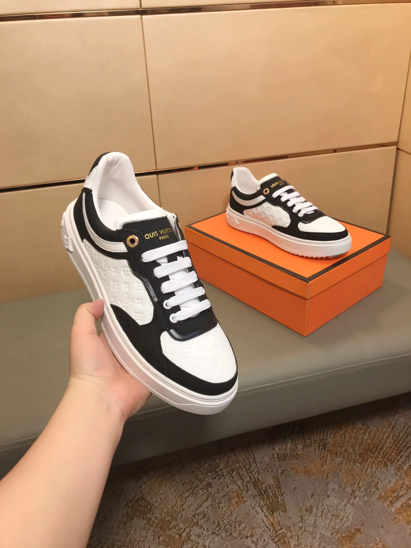 Ex-factory price 400 🔥🔥 New model on the market [LV Louis Vuitton] The latest high-quality men's casual shoes, European and American trends 🔰 Perfectly blend noble quality and fashionable texture 💋💋 The upper is made of imported cowhide + brand embossing, sheepskin lining, the overall fashion personality is set off to set off your uniqueness! Classic style, cool and stylish trendy male image🌹 38-44👣